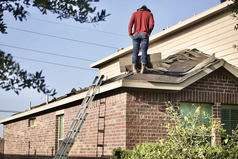 Professional roofer working on a residential roof in Las Lomas
